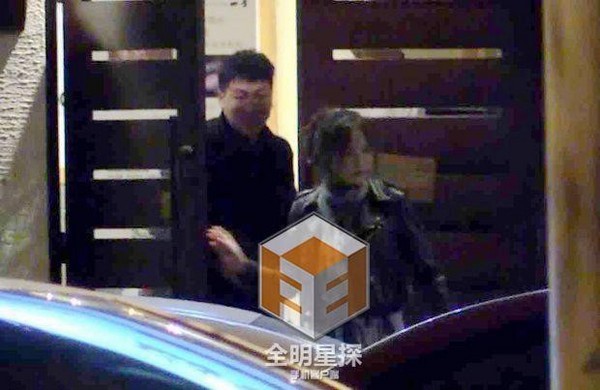 Hồ Ngạn Bân và gái trẻ vào khách sạn.