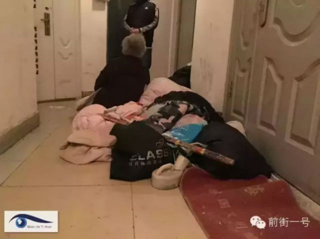 Cặp vợ chồng kiên quyết nằm ở đây để chờ con trai về