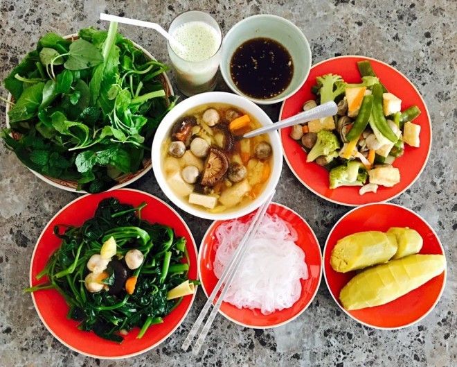 Những bữa cơm chay với nguyên liệu trong vườn nhà do tự tay cô nấu.