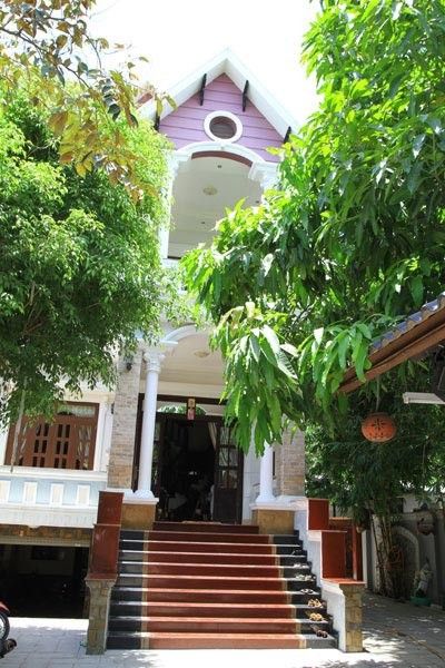 Bên ngoài căn biệt thự của ông Đang, nơi được nhiều đoàn phim thuê làm bối cảnh.