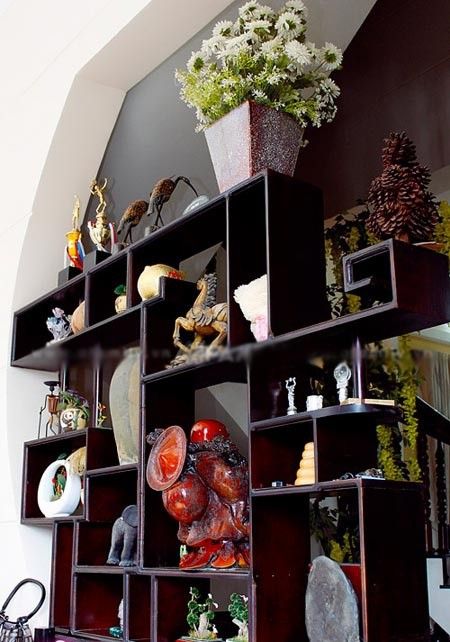 Trong nhà có rất nhiều đồ cổ có giá trị.