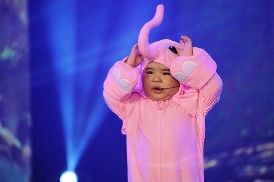 Ku Tin tên đầy tủ là Huỳnh Minh Hoàng, sinh năm 2011. Cậu bé trở thành hiện tượng mạng nhờ các clip ca hát, nhảy và nói chuyện như người lớn.