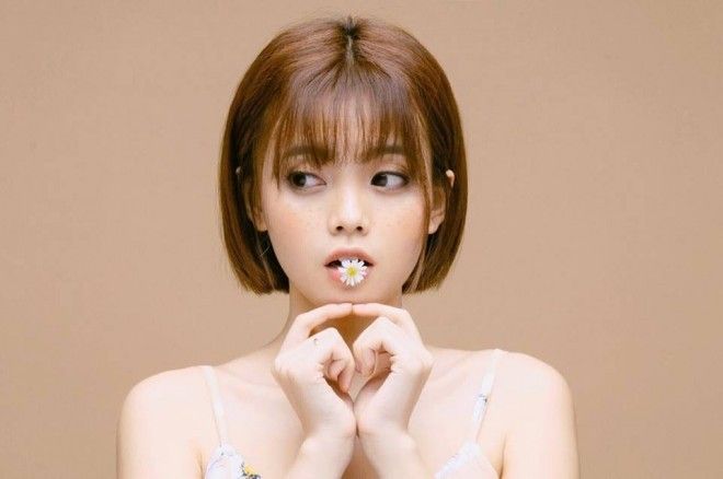 Gợi ý cho bạn là má hồng tông cam nhẹ nhàng như Thanh Mai sẽ làm gương mặt bạn bừng sáng hơn tông màu hồng thông thường.