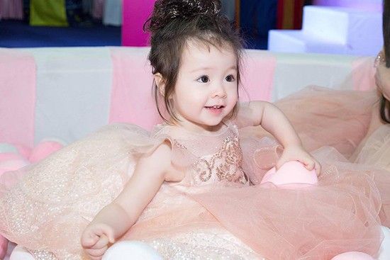 Khoảnh khắc vô cùng dễ thương của thiên thần Cadie Mộc Trà trong lần đầu đi sự kiện.