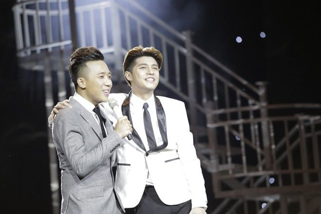 Phần song ca với Noo Phước Thịnh, Trấn Thành và Noo Phước Thịnh thể hiện một loạt hit thời Làn sóng xanh như: Hương ngọc lan, Kiếp rong buồn, Mưa phi trường, Đêm lao xao theo phong cách Acoustic.