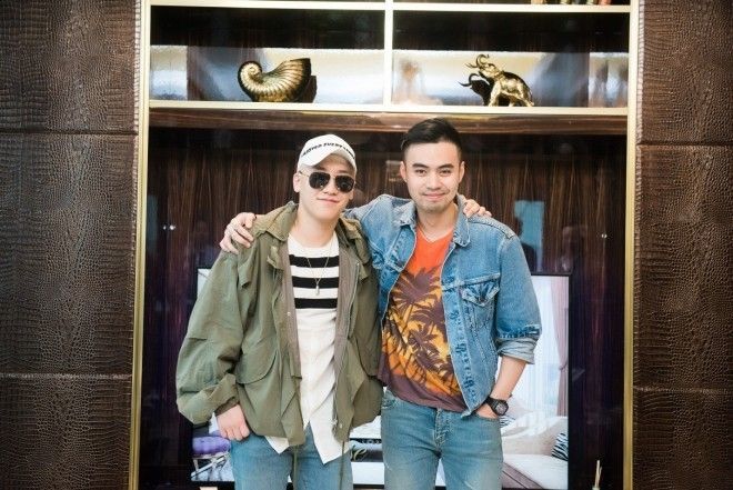 Chiếc áo denim jacket mà anh chàng diện trong bức ảnh cùng Seung Ri cũng thuộc nhà mốt Saint Laurent.