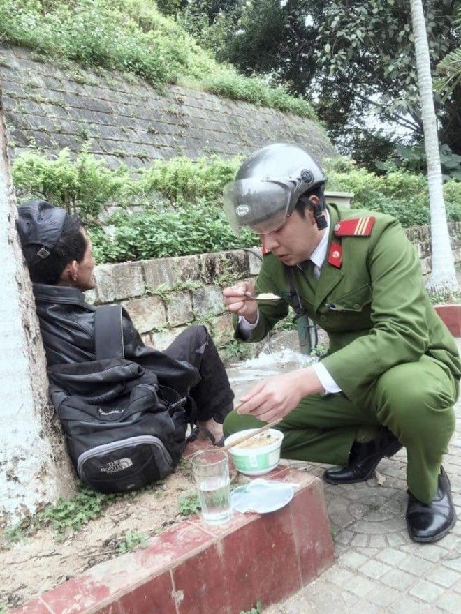 Anh còn chu đáo thổi mỳ chi bớt nóng rồi mới bón cho người đán ông kia.