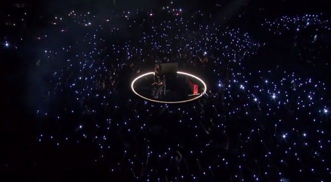 Bên dưới, khán giả cùng những chiếc đèn flash sáng loáng, hòa nhịp theo 'Stone Cold'