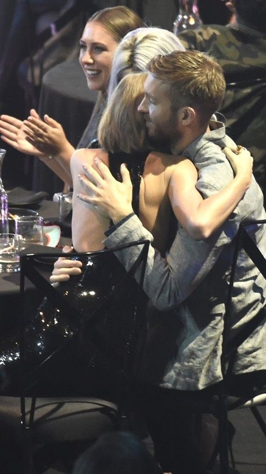 Khi cô được xướng tên tại hạng mục Nghệ sĩ nữ xuất sắc nhất, cả hai trao nhau cái ôm rất tình tứ