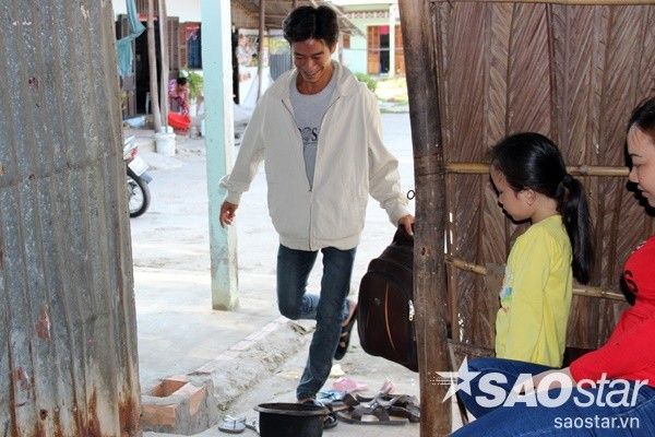 Sau một đêm nhịn đói và ngủ ghế đá, Lẹ trở về tới nhà và bước qua nồi lửa để rũ bỏ những xui xẻo.