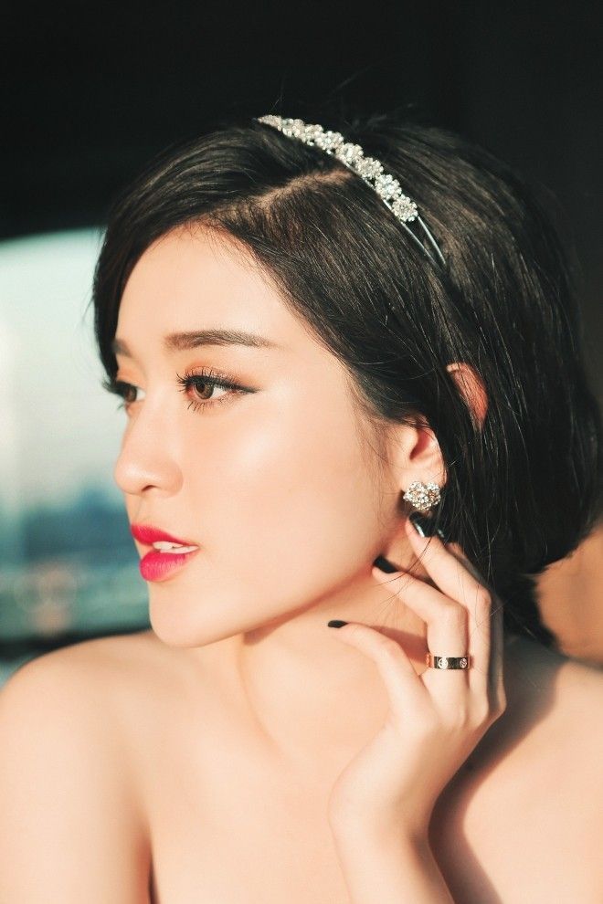 Bên cạnh đó, Huyền My trông sang trọng hơn hẳn với mái tóc búi phồng nhẹ và điểm xuyến độ đẳng cấp bằng chiếc băng cài tóc đính đá quý. 