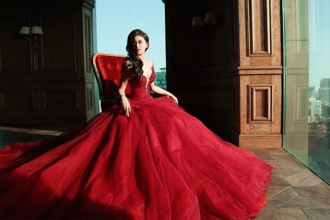 Giữa không gian cổ điển của một khách sạn, Huyền My nhập vai nàng công chúa và thể hiện vẻ đẹp thanh thoát, quyến rũ đến từ gương mặt và vóc dáng. 