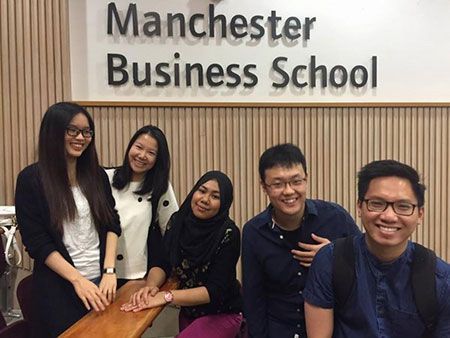 Để thực hiện ước mơ, chàng trai Việt từ Mỹ chuyển qua Anh học thạc sĩ và chớp cơ hội - vượt thử thách để trở thành nhân việt bán thời gian của Old Trafford.