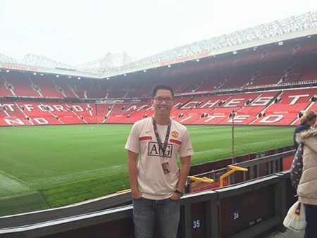 Anh chàng chiêm ngưỡng vẻ vắng lặng của sân vận động Old Trafford trước giờ bóng lăn.