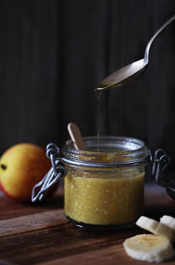 Bạn cần: 1/2 trái chuối chín 1 muỗng mật ong Các bạn nghiền chuối cho thật nhuyễn tương tự như cách trên. Tiếp đến, bạn cho 1 muỗng mật ong vào rồi trộn đều. Sauk hi rửa mặt với nước ấm, các bạn bôi nguyên liệu lên da, để 15 đến 20 phút rồi rửa sạch mặt bằng nước lạnh để se khít lỗ chân lông.