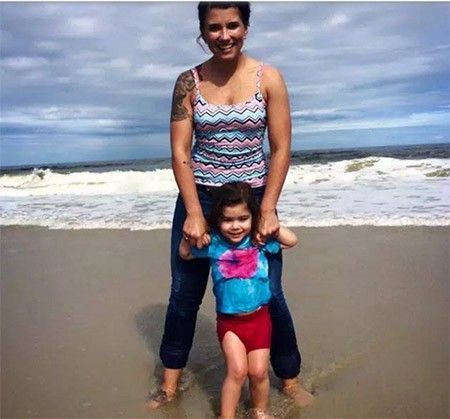 Hai mẹ con từng cùng chụp ảnh bên bãi biển.