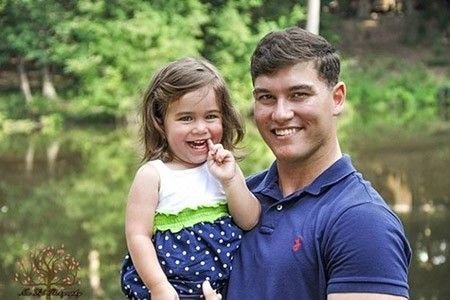 Bé Macy Grace cạnh người bố ruột của mình.