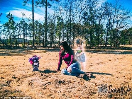 Ditty ngồi buồn bã trước mộ Macy Grace mà không ngờ cô bé vẫn âm thầm đứng sau lưng mẹ.