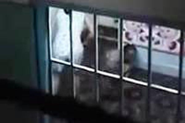 Phẫn nộ cảnh con gái đánh đập tàn nhẫn mẹ già lưng còng, mặc mẹ hết lời van xin.mp4_snapshot_02.48_[2016.04.05_23.54.53]