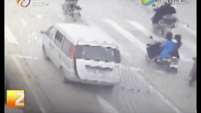 Lại một em bé rơi khỏi ô tô nhưng may mắn đã không mỉm cười Ảnh 2