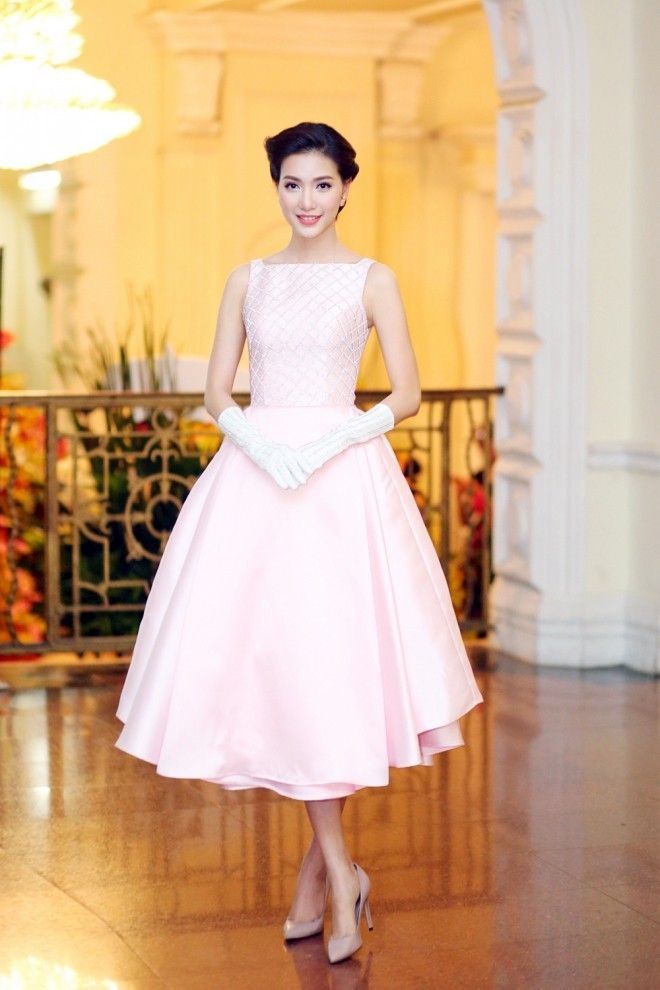 Nữ MC liên tục nhận được lời khen ngợi từ công chúng về gout thời trang sự kiện tinh tế. Được biết, nữ MC sở hữu lượng fan hâm mộ “khủng” với gần 100.000 lượt follwer trên mạng xã hội, cô nàng 9x rất chăm cập nhật hoạt động nghệ thuật cùng những bộ cánh thời trang đẳng cấp của mình. Dù bận rộn với lịch làm việc dày đặc, nhưng Mỹ Linh luôn giữ được nhan sắc rạng ngời khi xuất hiện trước công chúng. Minh chứng cho việc ấy chính là làn da trắng hồng khoẻ mạnh cùng thần thái tươi trẻ, có thể nói đây là một trong những bí quyết giúp Mỹ Linh toả sáng.
