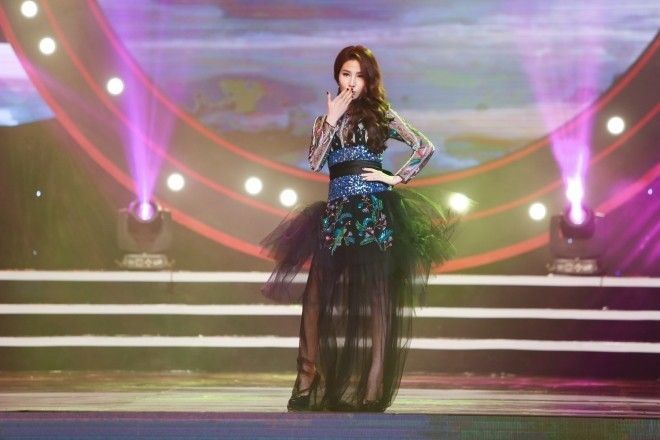 Nữ diễn viên cùng nhóm nhạc nữ gây khá nhiều bất ngờ trong sự kiện cũng như giành được tràng pháo tay rất lớn từ khán giả cho sự lột xác ngoạn mục và bất ngờ của cô trong vai trò mới.