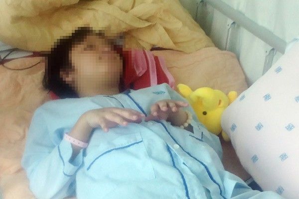 Trong những giấc ngủ, Lan thường bị co giật và nói mê sảng vì ám ảnh bị cha nuôi hành hạ.