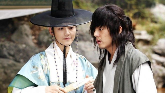 Cặp đôi Ngựa Điên (Yoo In Ah) và Nữ Lâm (Song Joong Ki) khiến khán giả đoán già đoán non về mối quan hệ thực sự của hai người.