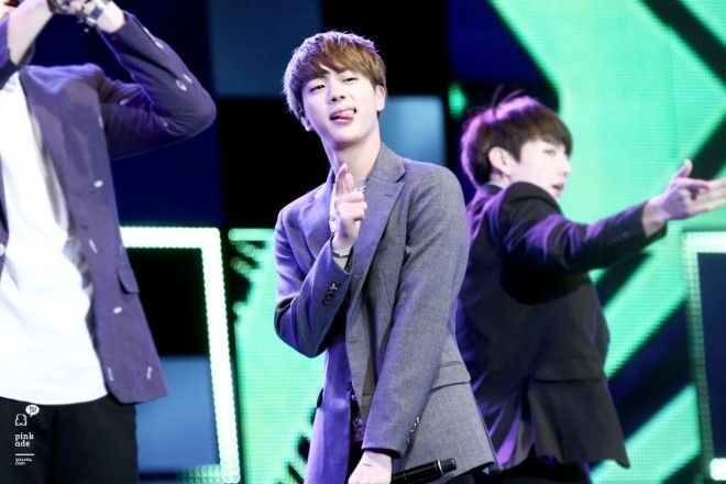 Jin (BTS) luôn đáng yêu mọi lúc mọi nơi.