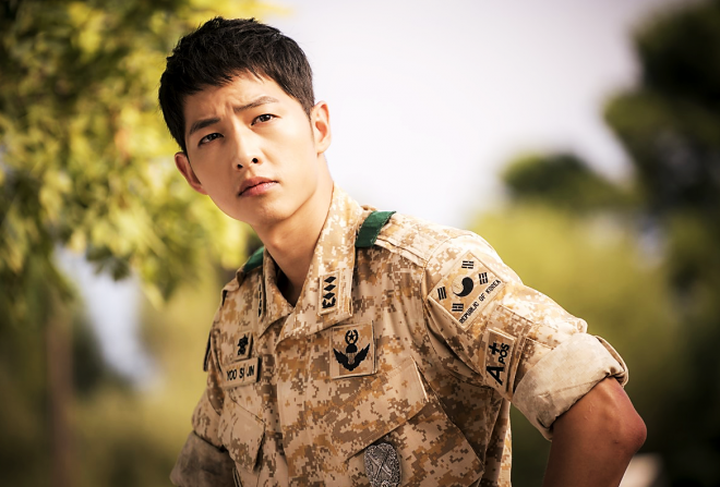 Song Joong Ki cực kỳ hấp dẫn trong bộ quân phục.