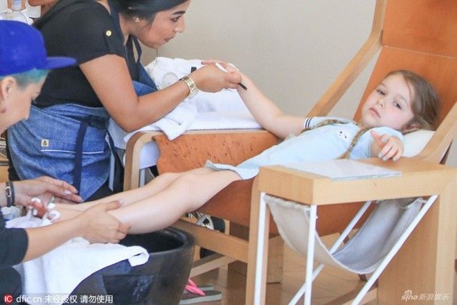 Bé Harper sang chảnh khi được chăm sóc nail.