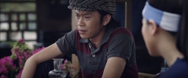 Chú Ba bán hủ tíu tốt bụng thường hay giúp đỡ hai mẹ con, nhưng bản thân chú cũng rất nghèo khó.