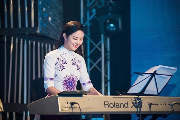 Sau phần giao lưu, Ngọc Hân còn trổ tài chơi piano ca khúc Trót yêu. Đây là bài hát mà cô và Á hậu Tú Anh cùng lựa chọn và năn nỉ thầy dạy đàn hướng dẫn.