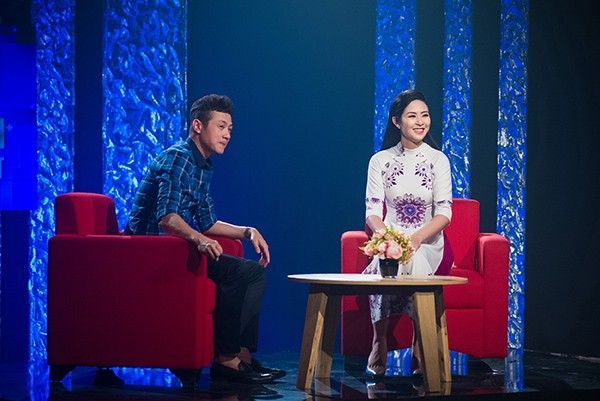 Hoa hậu Ngọc Hân giao lưu cùng với MC Anh Tuấn.