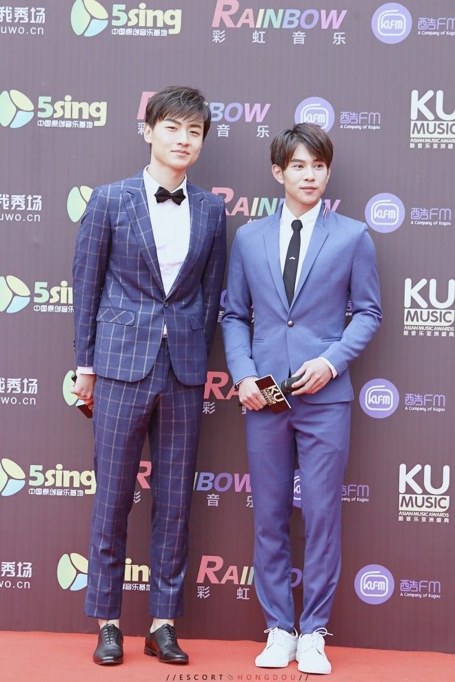 Hai nam diễn viên tự tin khi đảm nhiệm vai trò MC của một Lễ trao giải lớn.