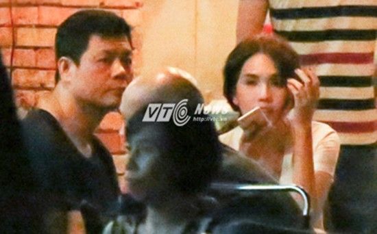 Ngọc Trinh khá tự nhiên và thoải mái khi ở cạnh người đàn ông này.