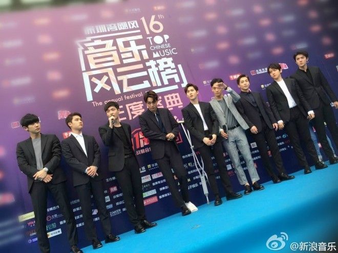 Các chàng trai EXO tập hợp tham gia lễ trao giải. Trương Nghệ Hưng cũng có mặt cùng các thành viên trong nhóm của mình.