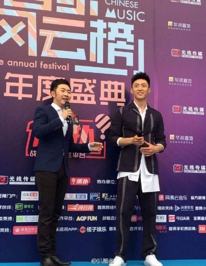 Hoàng Cảnh Du với chiều cao đáng mơ ước quá đẹp trai trong bộ vest lịch lãm.