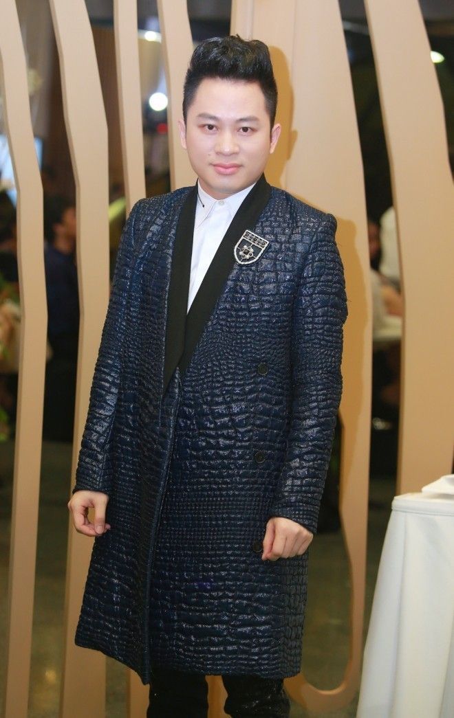 Tùng Dương xuất hiện lịch lãm tại sự kiện. Thời gian gần đây, anh được khen ngợi bởi gout thời trang ngày càng sành điệu và đẳng cấp.