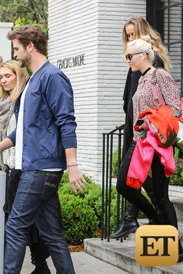 Miley lẳng lặng khi đi cạnh Liam và gia đình anh khi rời nhà hàng. Nhiều người cho rằng, Miley biết chọn người yêu hơn Selena Gomez.