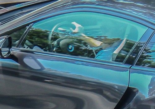 Trước khi lái xe đi, Phan Thành không quên ngẩng đầu nhìn vào bên trong.