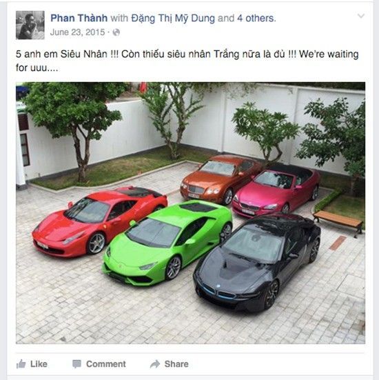 Chiếc xe màu đen Phan Thành lái sáng 10/4 là một trong những bộ sưu tập siêu xe "khủng" của thiếu gia Sài Thành.