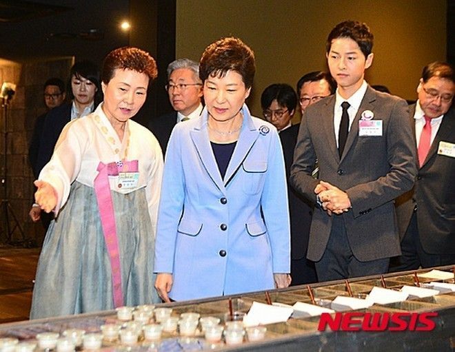 Trước đó, Song Joong Ki được Tổng thống Hàn bầu làm đại sứ danh dự cho ngành du lịch Hàn Quốc.