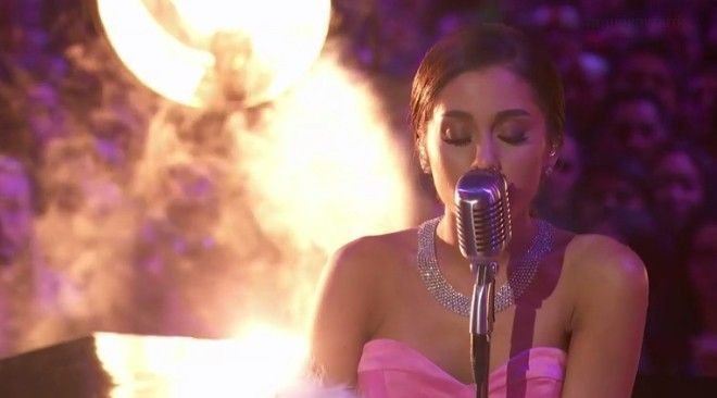 Cô tỏa sáng đầy quyền lực bên ánh đèn sân khấu và làn khói trắng.