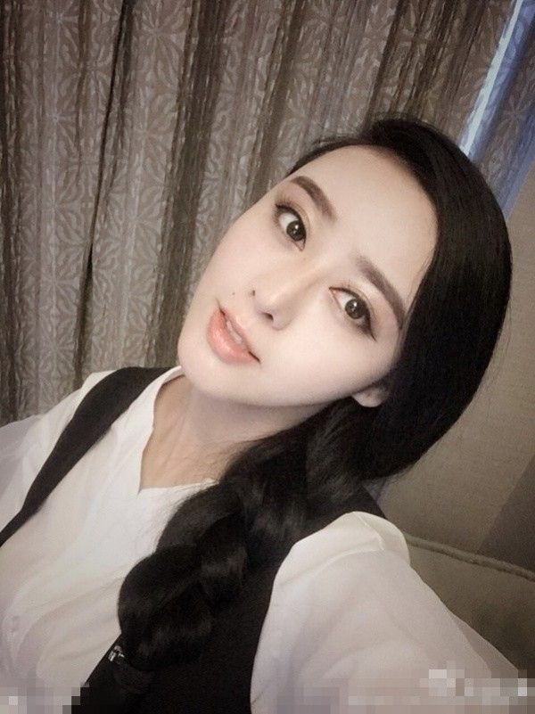 Cô giống nữ diễn viên nổi tiếng đến độ được đánh giá như chị em sinh đôi.