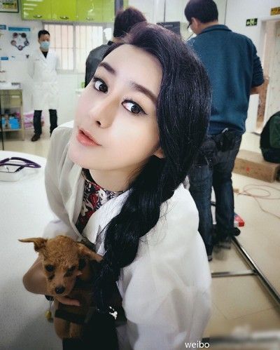 Hà Thừa Hy phủ nhận chuyện thẩm mỹ để giống đàn chị.