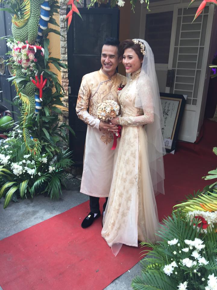 Cặp đôi đẹp của làng điện ảnh Việt cùng lưu lại khoảnh khắc đáng nhớ trước giờ di chuyển về lại quê nhà chú rể. 