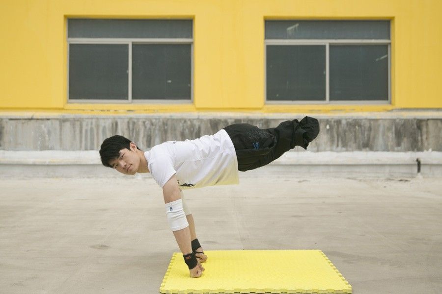 Shen giữ thăng bằng bằng 2 cánh tay