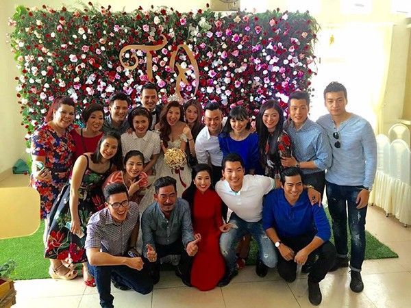 Rất đông đồng nghiệp, bạn bè thân thiết có mặt ở đám cưới tại Tiền Giang.