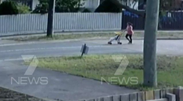 CCTV cho thấy người mẹ vào công viên cùng con gái